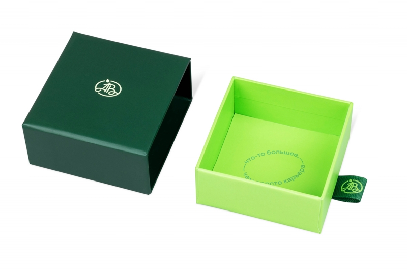 кашированная коробка с логотипом для подарков на заказ в Москве
