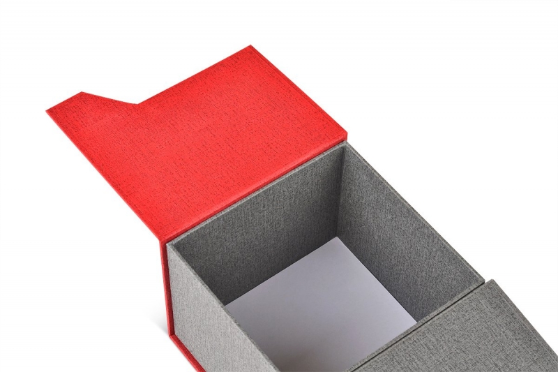 ювелирная упаковка для часов - кашированная коробка с клапаном резным