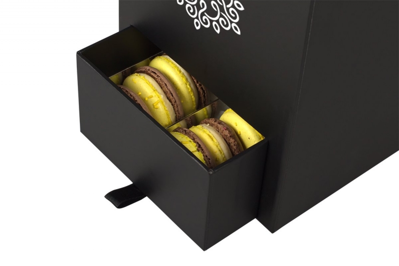 коробка подарочная с пирожными и цветами