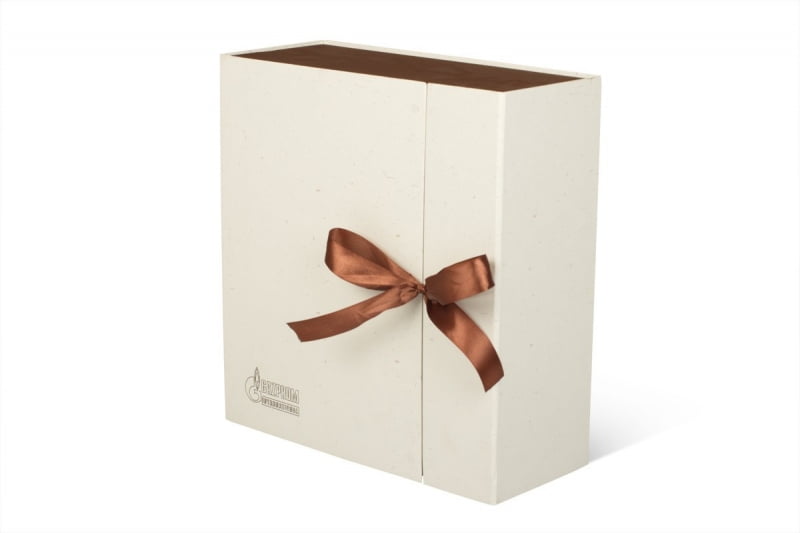 коробки для корпоративных подарков с атласными лентами 