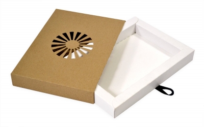 Картонная коробка-пенал с вырубным узором в Москве – производство на заказ