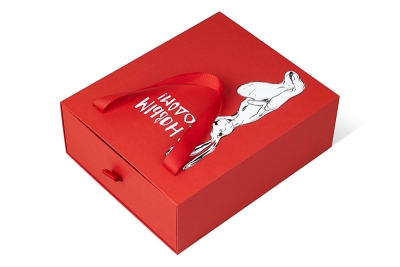 Новогодняя подарочная коробка-пенал с лентами в Москве – производство на заказ