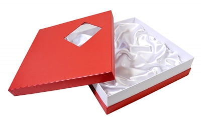 Кашированная коробка крышка-дно с атласным ложементом для подарочного набора в Москве – производство на заказ