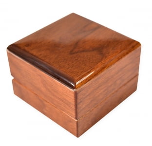 Деревянная коробка-шкатулка для ювелирных украшений в Москве – производство на заказ