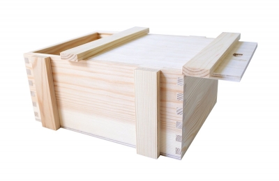 Экологичная деревянная коробка-пенал для сувениров в Москве – производство на заказ
