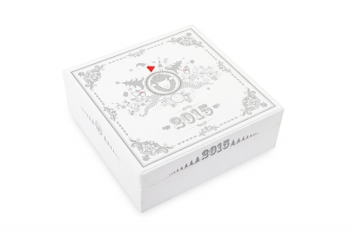 Кашированная коробка с откидной крышкой для новогоднего подарка в Москве – производство на заказ