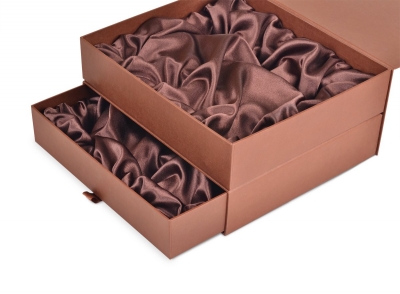 Большая подарочная двухъярусная коробка с ложементом в Москве – производство на заказ