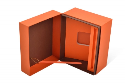 Подарочная коробка-шкатулка для косметического набора в Москве – производство на заказ