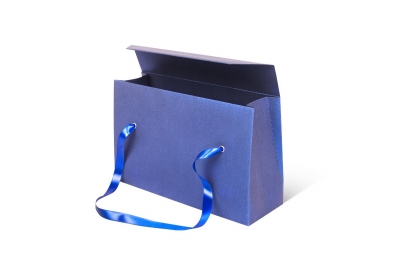 Подарочная коробка-пакет из дизайнерского картона в Москве – производство на заказ