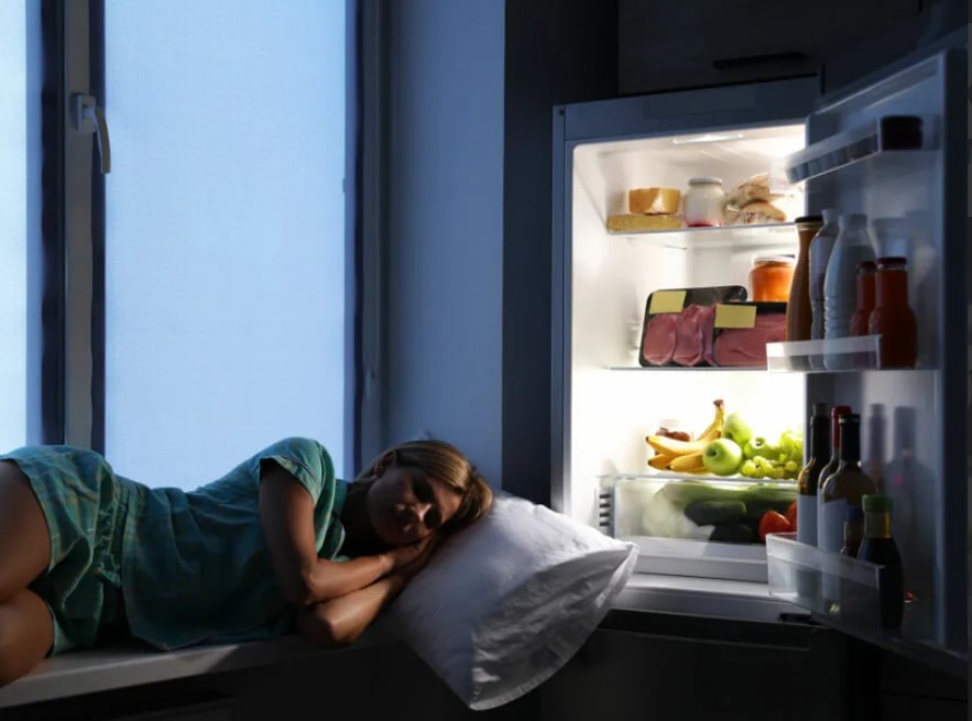 Как изменится температура на кухне, если оставить холодильник открытым?
