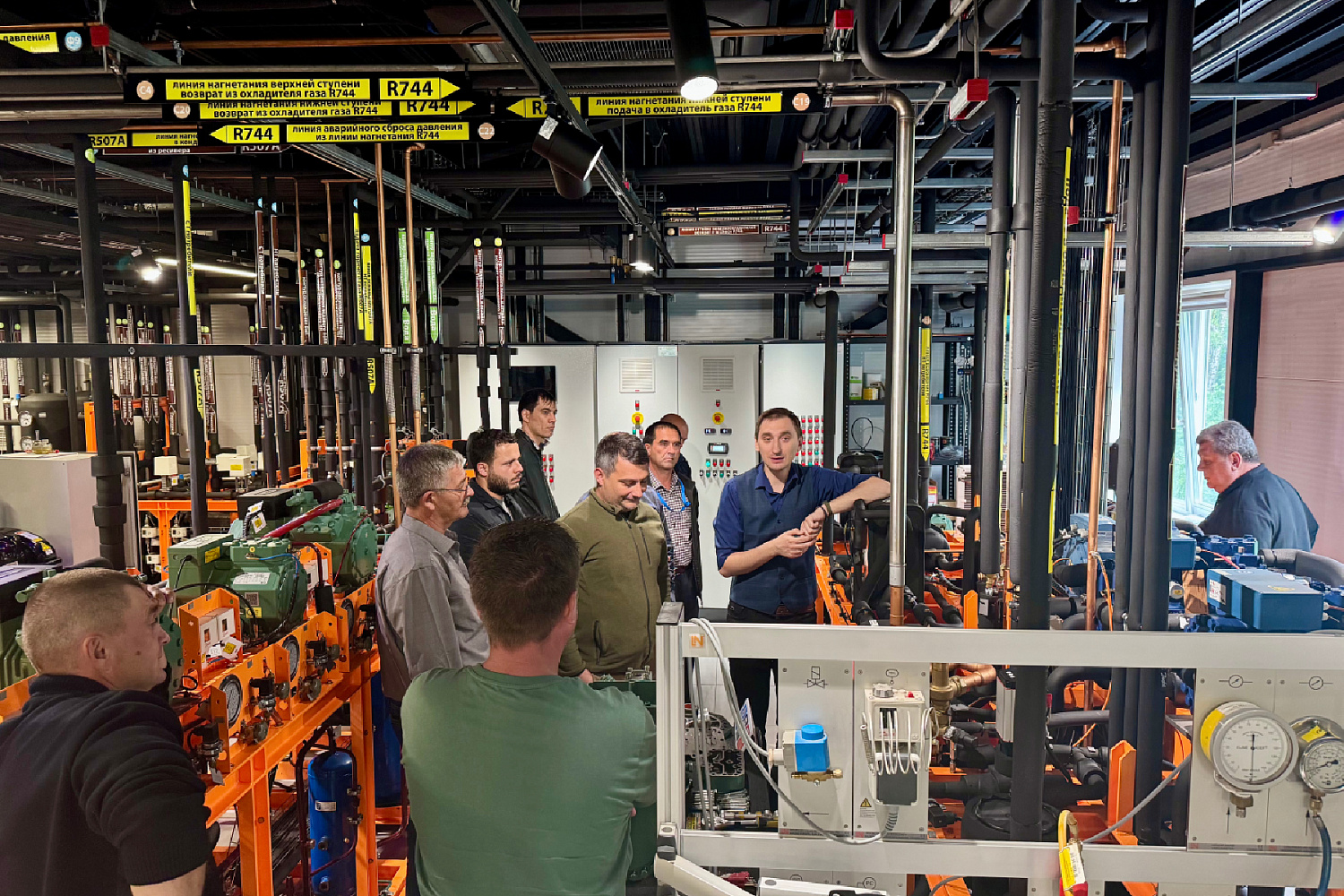 «КриоФрост» поделился опытом перехода на природные хладагенты с делегацией из Туркменистана