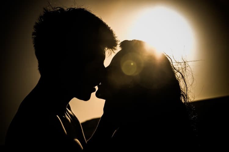 Fisiologia e benefici del bacio