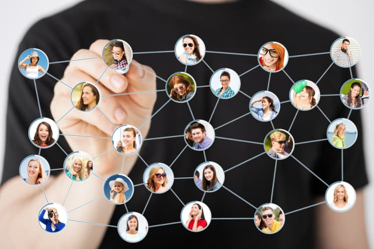 Identità digitali: dalle chat ai social media come gestire i profili personali e professionali