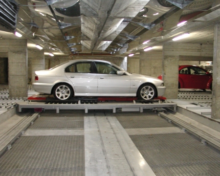 Piattaforma di traslazione automatizzata nel parcheggio Carlift a Bergamo.