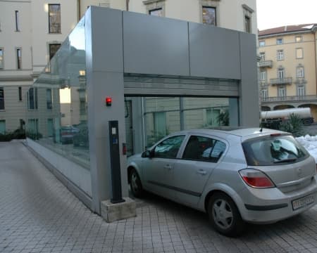 Lugano - parcheggio automatico nascosto all'interno di un cortile