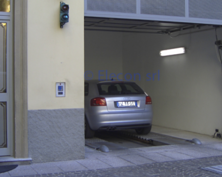 Baia di ingresso del sistema di parcheggio automatico Translift all'interno di un edificio nel centro di Milano.
