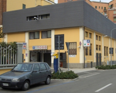 Vista esterna dell'edificio caratterizzata dalla rampa di accesso al sistema di parcheggio automatico Translift a Modena.