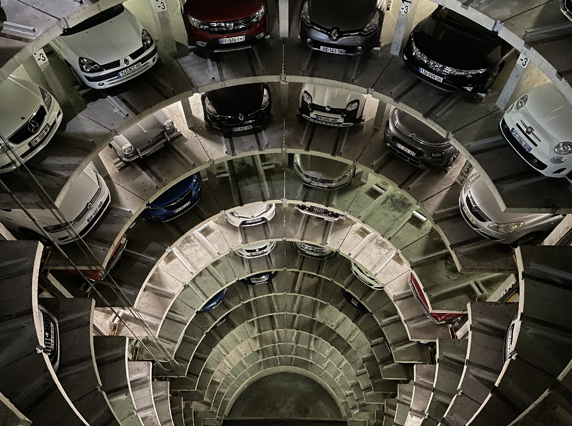 Parcheggio automatico circolare Elecon modello TRANSLIFT R con torre elevatrice e stalli a raggiera.