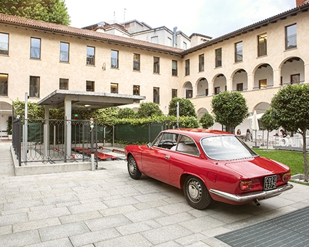 Baia di ingresso del parcheggio automatico Carlift all'interno del cortile residenziale a Milano.