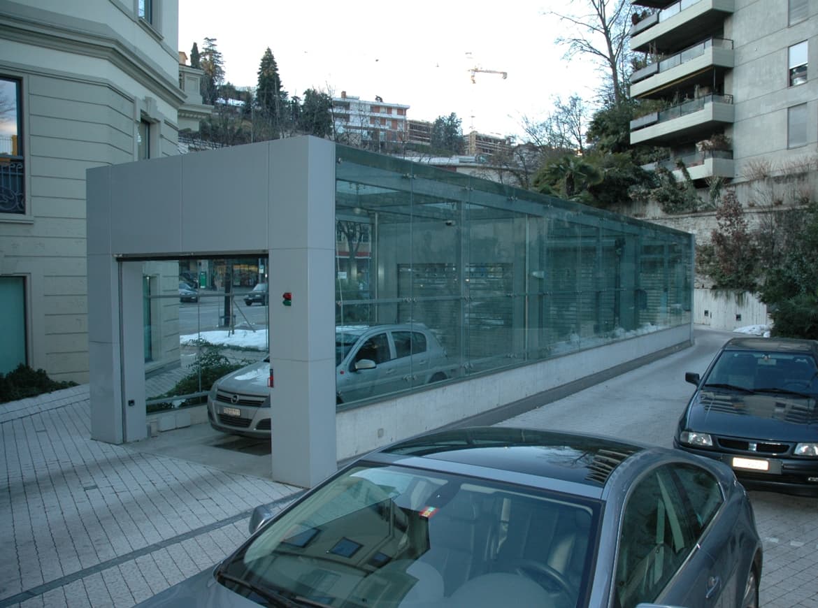 Lugano - parcheggio automatico nascosto all'interno di un cortile