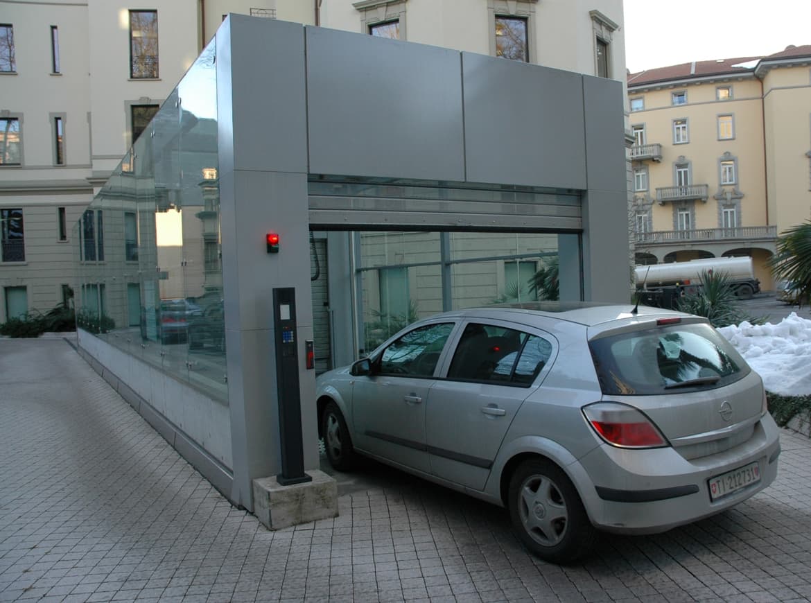 Lugano - parcheggio automatico nascosto all'interno di un cortile