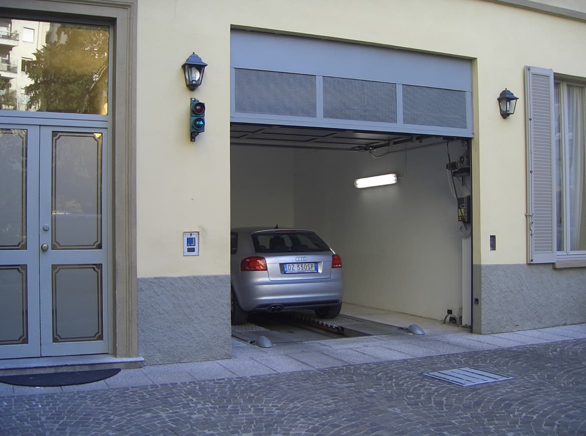 Milano - parcheggio automatico nel centro storico della città