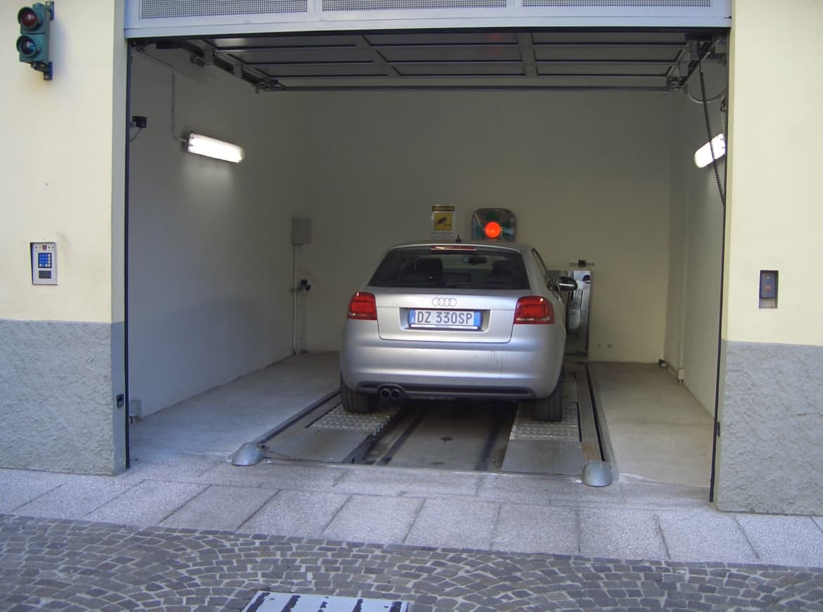 Milano - parcheggio automatico nel centro storico della città