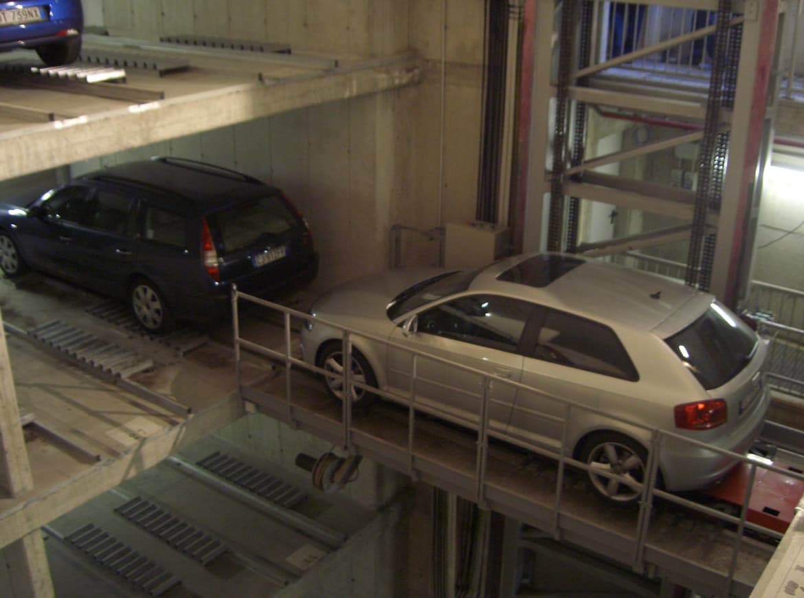 Milano - parcheggio automatico nel centro storico della città