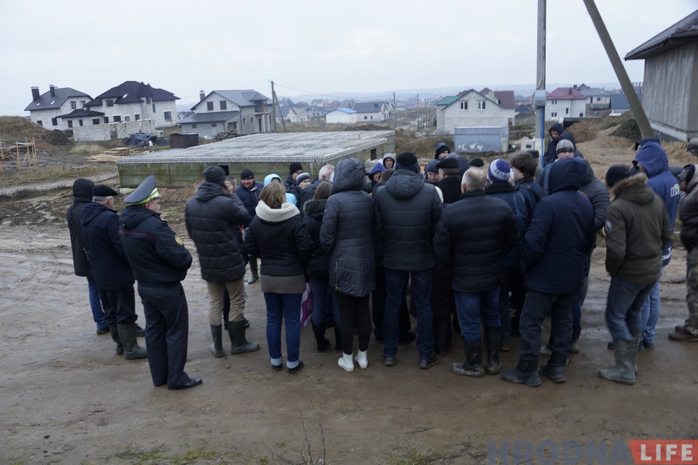 Поўная Забалаць! Грошай на дарогі ў Гродне няма і не будзе. Жыхары кажуць, што гэта парушэнне ўказа прэзідэнта