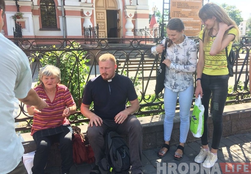 Гродзенская моладзь на вуліцах горада падзялілася ежай з беднымі і бяздомнымі