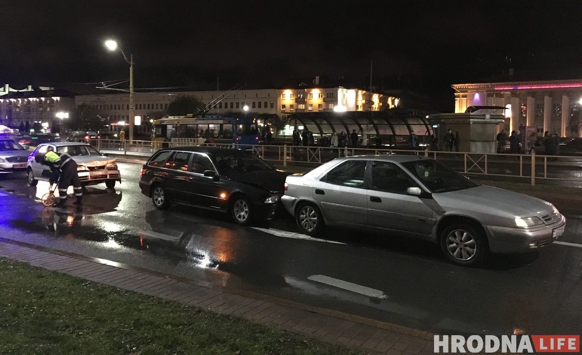 Трайное ДТЗ у цэнтры Гродна: VW на расійскіх нумарах зрабіў “паравозік”