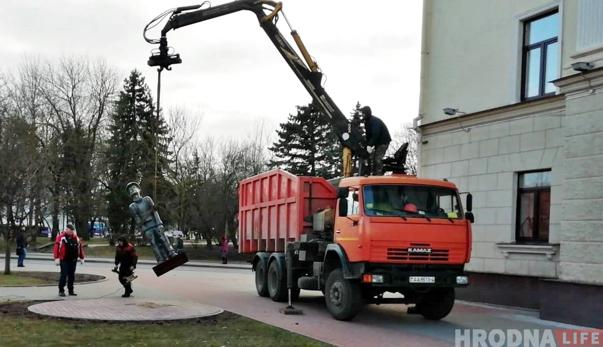 "Божа, захавай Гродна!" Што кажуць у сацсетках пра дэмантаж "турыста" на Савецкай