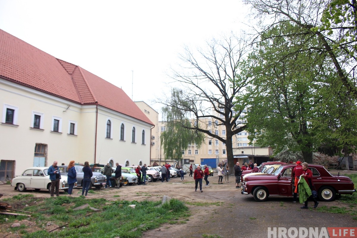 Калона польскіх рэтрааўтамабіляў прыехала ў Гродна