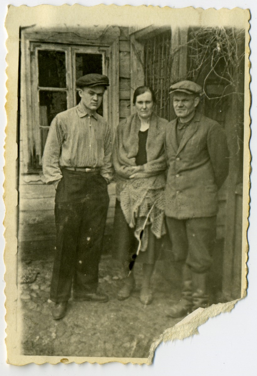 Юны Аляксей Карпюк разам з бацькамі, 1930-я гады