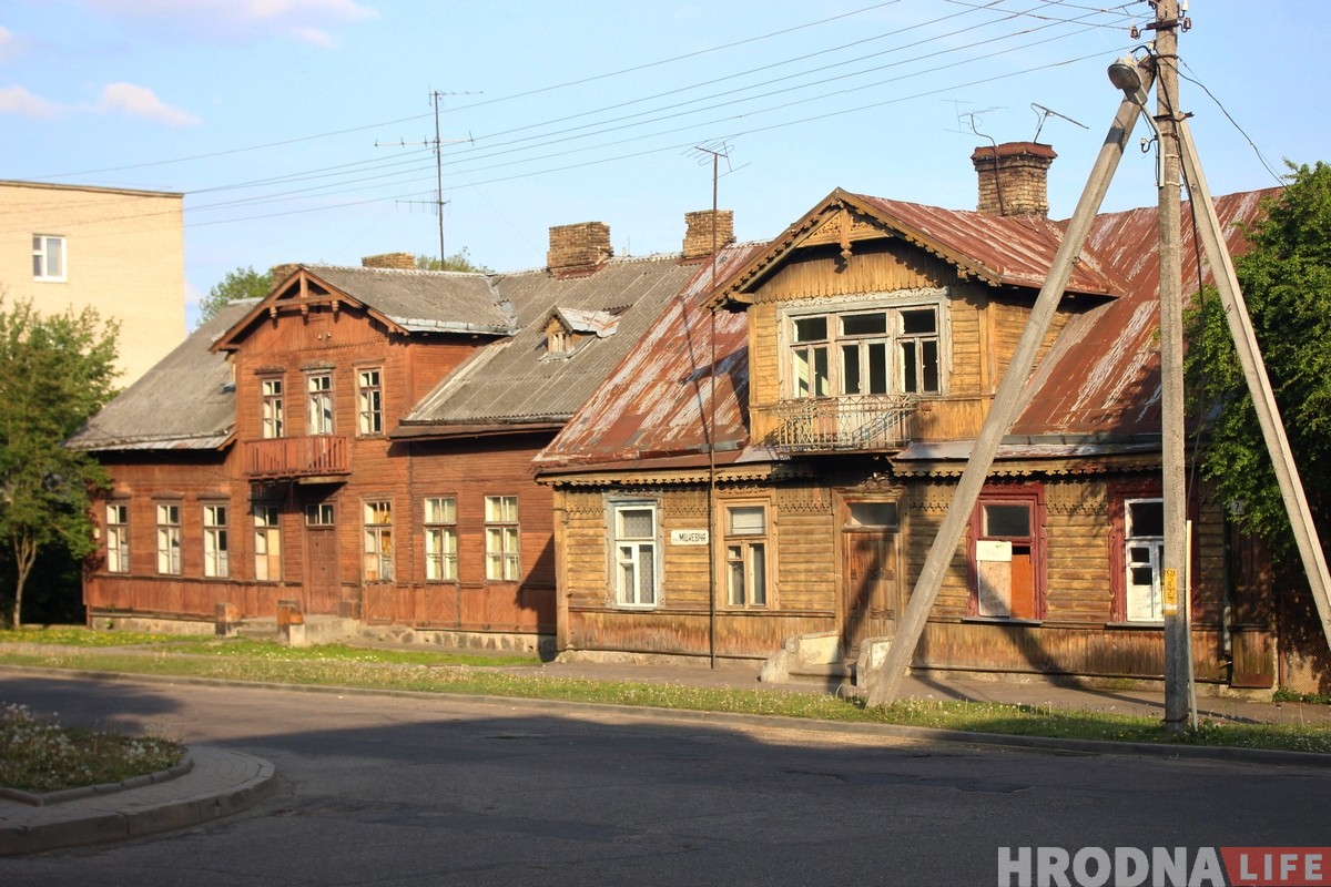 «Аддайце дом і мы выратуем яго». Сям'я гродзенцаў хоча захаваць драўляныя дамы ў Новым Свеце