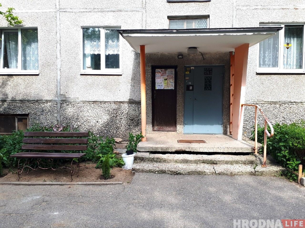 Які малайчына! Гродзенец сам усталяваў лаўку каля пад'езду