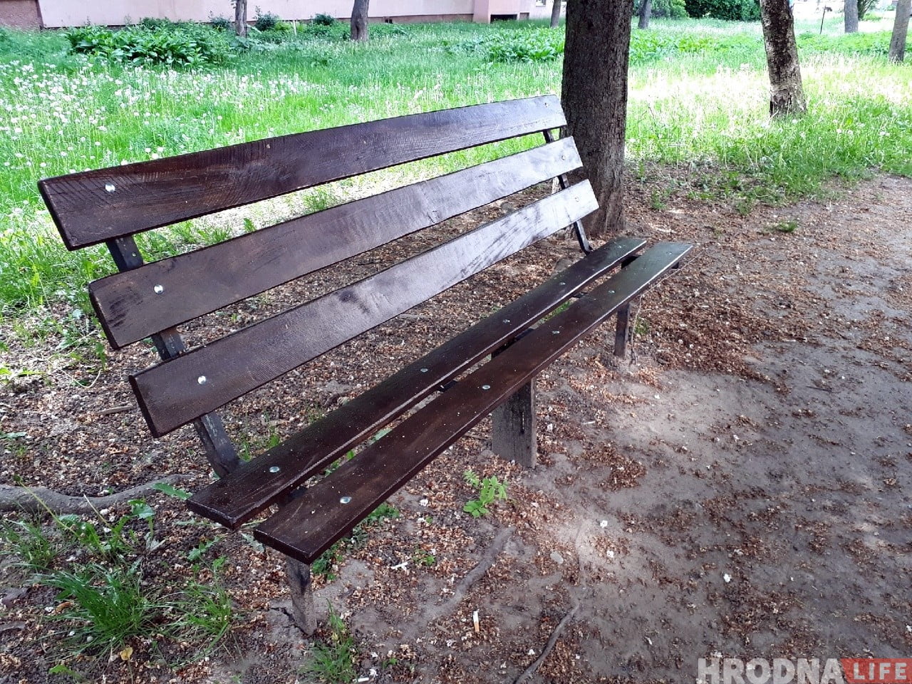 Які малайчына! Гродзенец сам усталяваў лаўку каля пад'езду
