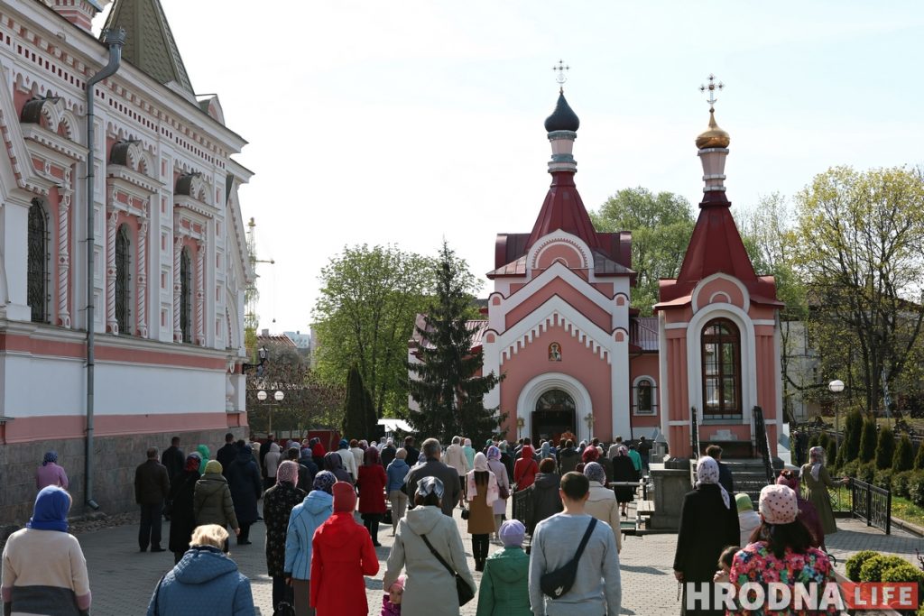 Літургія ў Пакроўскім саборы прайшла на вуліцы. Святары былі ў масках