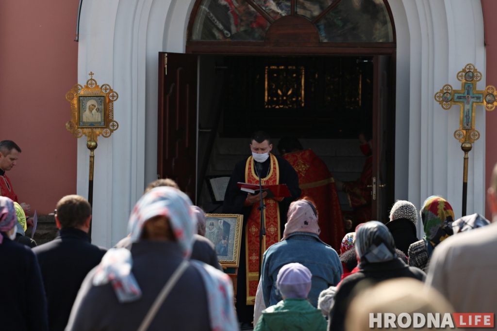 Літургія ў Пакроўскім саборы прайшла на вуліцы. Святары былі ў масках