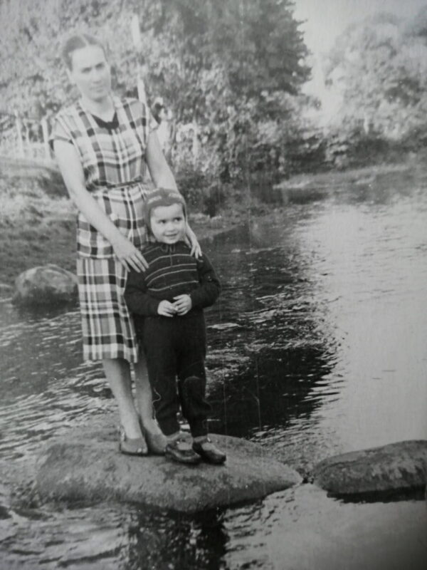 Марына Загідуліна з мамай. На рэчцы ў Новым Свержні. 1958г.