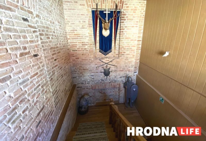 Халодная зброя, рыцарскія даспехі і сямейныя рэліквіі. Былы дырэктар мясакамбіната адкрыў у Гродне галерэю-музей