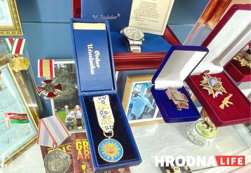 Халодная зброя, рыцарскія даспехі і сямейныя рэліквіі. Былы дырэктар мясакамбіната адкрыў у Гродне галерэю-музей