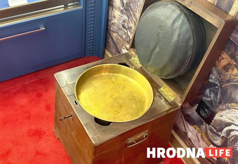 Халодная зброя, рыцарскія даспехі і сямейныя рэліквіі. Былы дырэктар мясакамбіната адкрыў у Гродне галерэю-музей