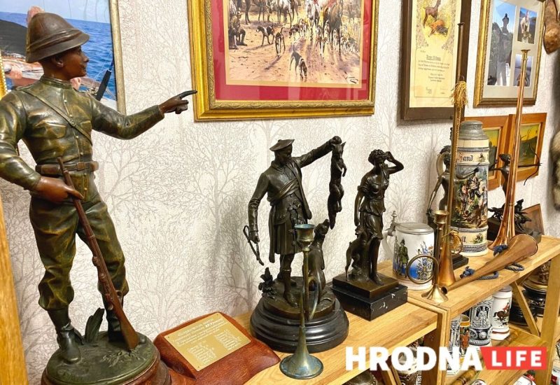 Халодная зброя, рыцарскія даспехі і сямейныя рэліквіі. Былы дырэктар мясакамбіната адкрыў у Гродне галерэю-музей