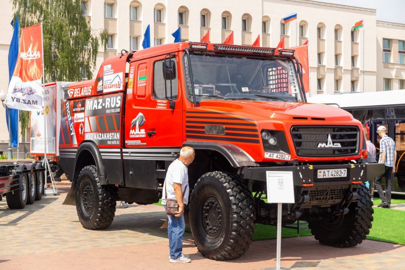 МАЗ з ралі "Дакар" і цягач для самалёта як сцэна. Якую тэхніку паказалі гродзенцам на выставе Форуму рэгіёнаў