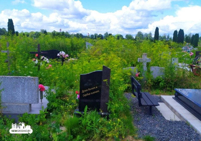 На кладбище “Аульс” трава снова выросла выше могилы. Кто должен следить за территорией?