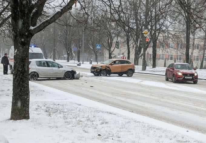 "Превентивную уборку" начали еще с субботы на воскресенье. Что происходило в Гродно в первый день снегопада