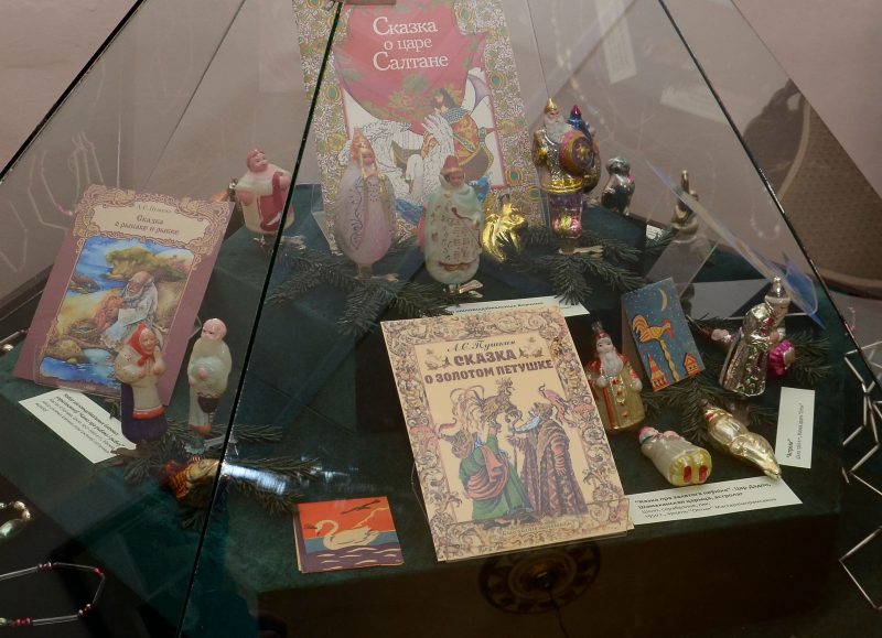 Сказочные герои, освоение космоса и далекого Севера: тысячи советских елочных игрушек можно увидеть в Новом замке