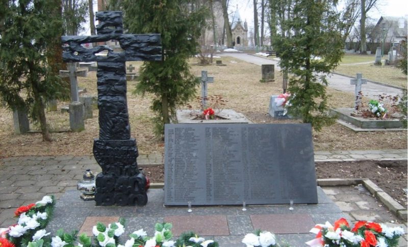 Неизвестные повредили еще один польский военный памятник. На этот раз в центре Гродно