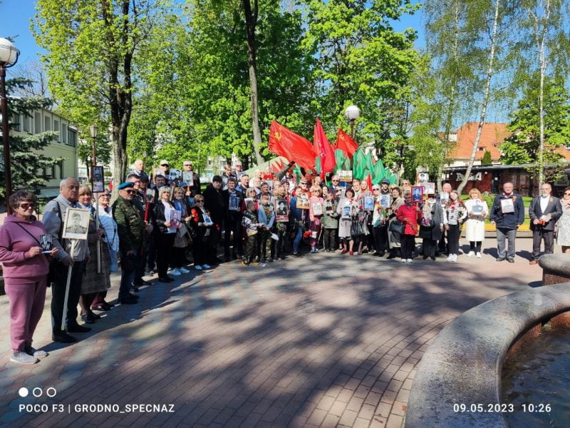 Автопарад, цветы и российский флаг над площадью Ленина. Как в Гродно отмечают 9 мая